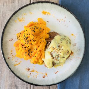 Bola de lomo al verdeo con puré de zanahoria