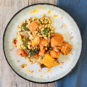 Ensalada tibia de porotos de soja y vegetales al limón con calabazas al romero