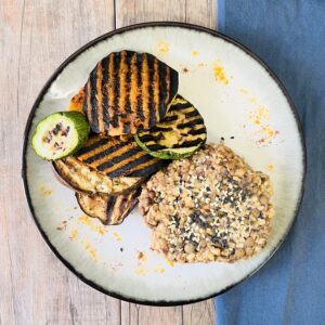 Medallón de lentejas y calabaza con verduras grilladas