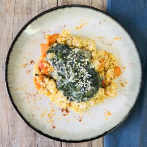 Risotto de arroz integral y vegetales al curry con salteado de acelga a la crema