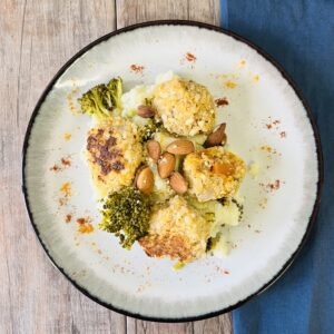 Albóndigas horneadas de quinoa, pimientos y hongos secos con puré de brócoli y almendras