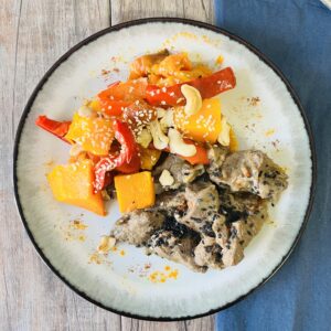 Lomo a la mostaza y hierbas con ajíes y castañas asados