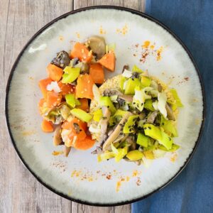Medallón de mijo, girasol y lentejas turcas al limón con guarnición de puerro y champiñones agridulce