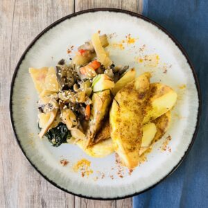 Papas horneadas en salsa de soja y curry con salteado de champiñones y espinaca