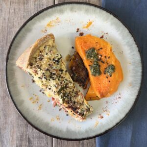 Tarta integral de zapallitos, tomates secos, ricotta y albahaca con espárragos grillados