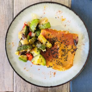 Pastel de quinoa, calabaza y tomate con zapallitos asados