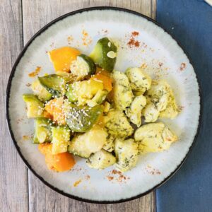 Pechuga de pollo a las hierbas con vegetales salteados