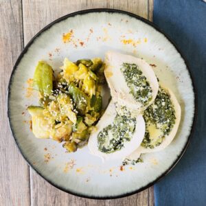 Suprema de pollo rellena con acelga y ricotta con dados de zapallitos salteados