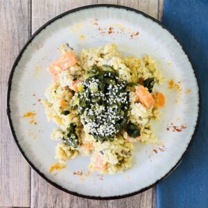 Risotto de arroz integral sobre colchón de acelgas caramelizadas
