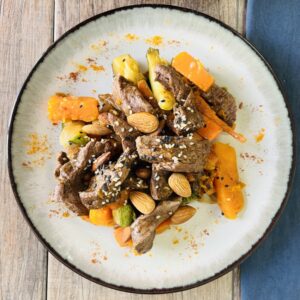 Wok de lomo y vegetales con almendras tostadas