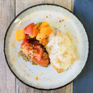 Suprema de pollo con cebollas y tomates caramelizados, ajo asado y especias en salsa de coco