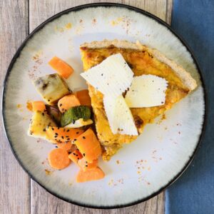 Tarta integral de zapallo y cebolla caramelizada con queso de cabra