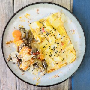 Tortilla de papa con ragout de hongos