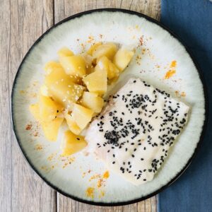 Brótola con salsa de vermouth y manzanas