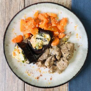 Lomo a la mostaza con hierbas y berenjenas rojas rellenas