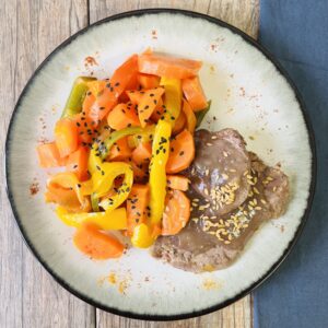 Lomo en salsa de vino con catara y morrones tres colores