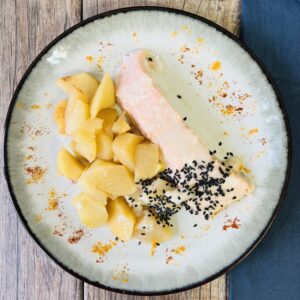 Salmón rosado con salsa de vermouth y manzanas