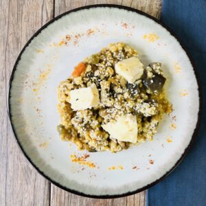 Salteado oriental de vegetales al curry con cebada perlada y tofu marinado en salsa de soja