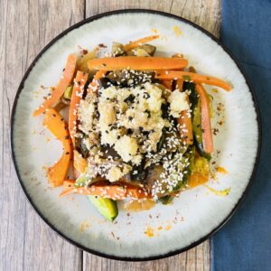 Wok de vegetales y mijo con jengibre, soja, miel y sésamo tostado