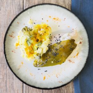 Brótola en camisa de pimientos con puré de papa y brócoli en salsa de azafrán
