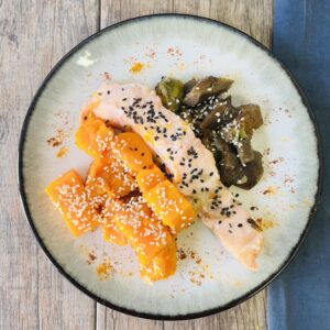 Salmón rosado y caponatta con calabaza caramelizada