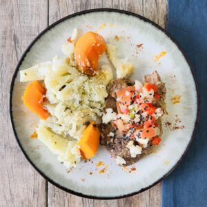Roast beef estofado con salsa criolla y coliflor salteado al ajo