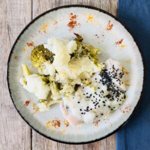 Merluza con crema de verdeo con brócoli gratinado