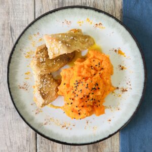 Pechugas de pollo con limón y jengibre y puré de zanahorias