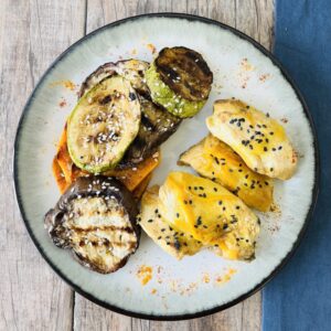Pechugas de pollo grillado a la naranja con vegetales grillados