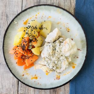 Pechugas de pollo normanda con manzanas y zanahorias flambeadas
