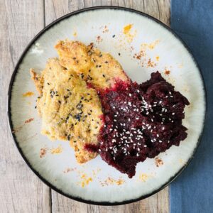 Pechugas de pollo panado con salsa de remolacha