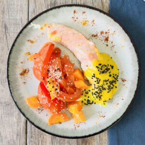 Salmón rosado con azafrán y tomates asados