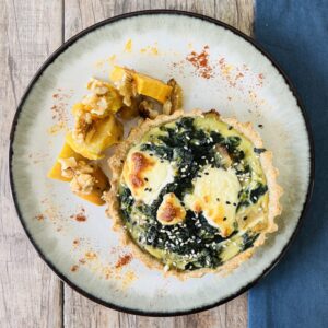 Tarta integral de espinacas y nueces con batatas caramelizadas